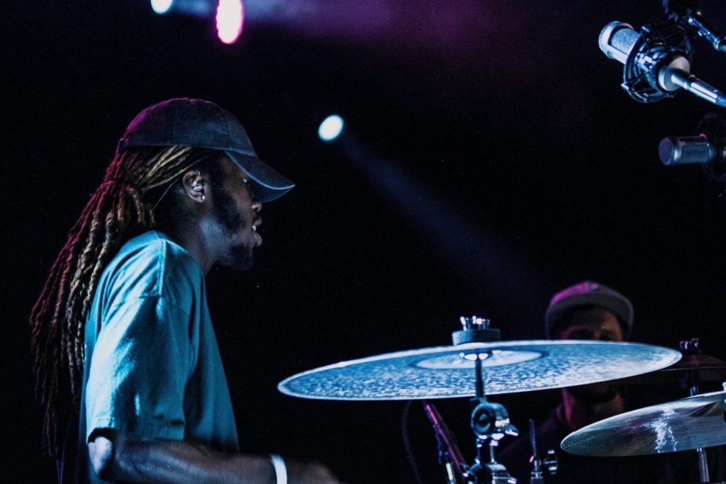 Batteur en concert avec lumière
