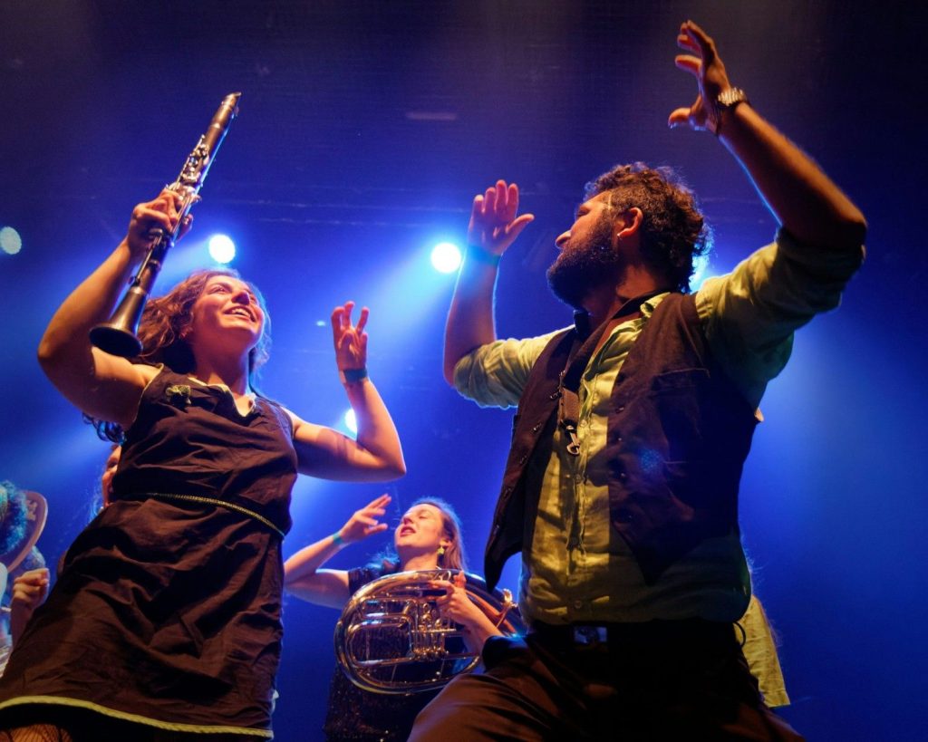 Musiciens sur scène enjoués