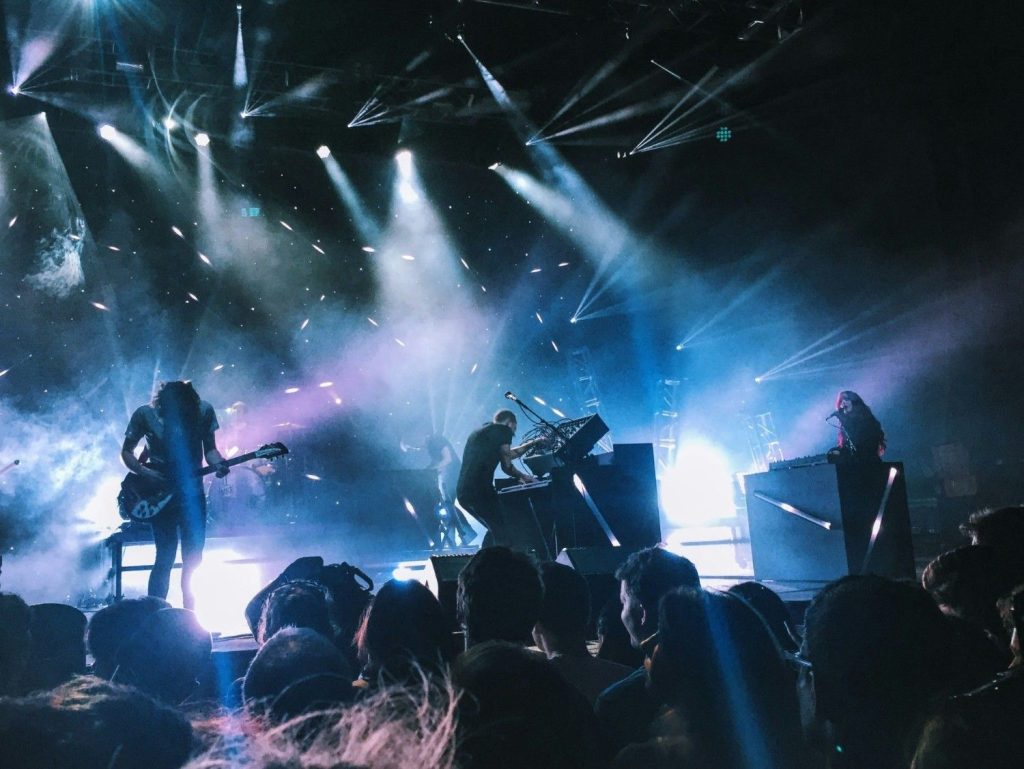Concert animé avec lumières colorées