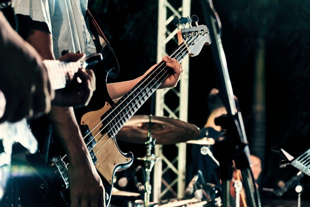 Musiciens jouant sur scène