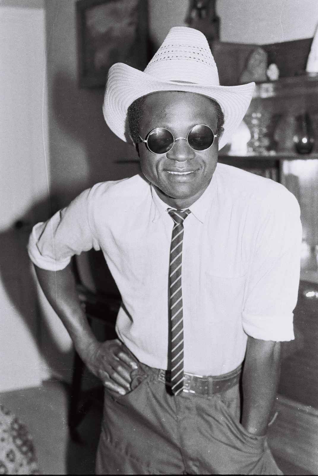 Homme souriant avec chapeau blanc