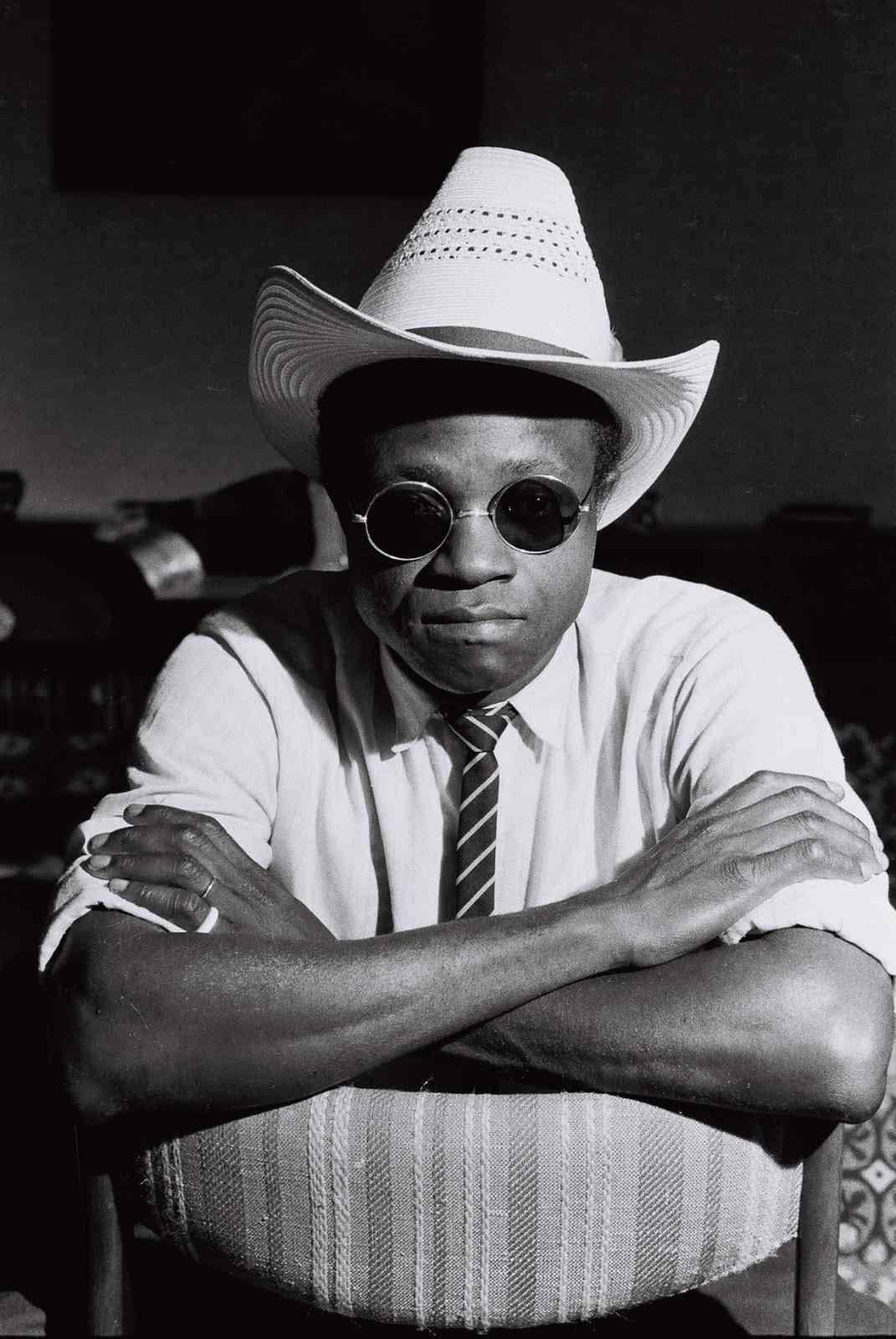 Homme avec chapeau et lunettes